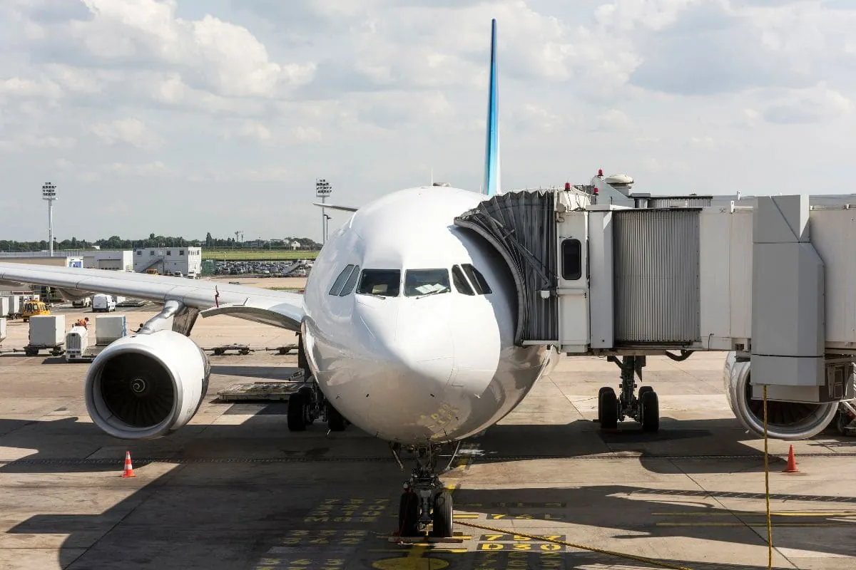 Avion en porte d'embarquement
