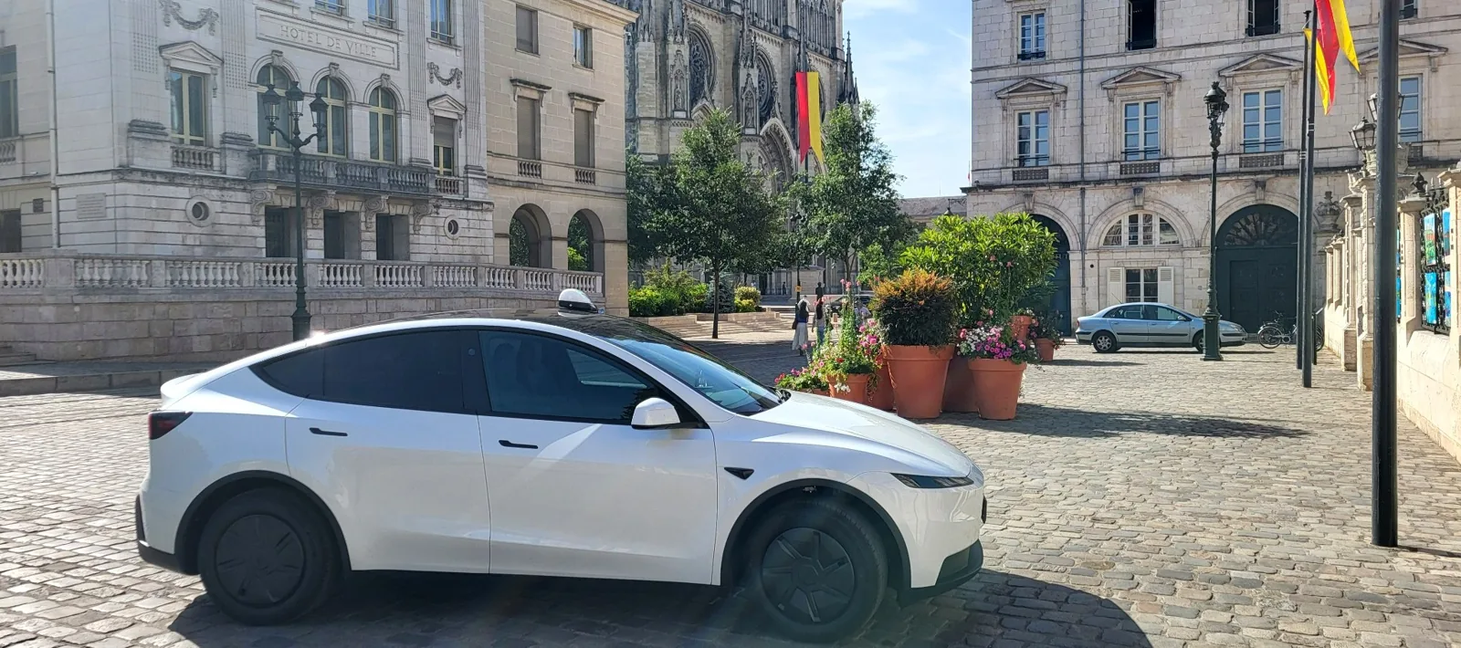 Taxi EA TAXI devant l'Hôtel de Ville d'Orléans